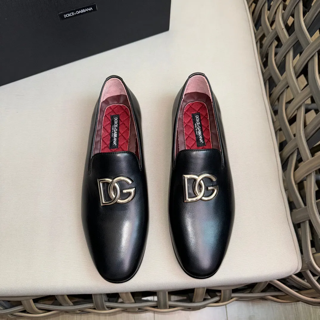 💰¥960 D&G cowhide moccasin loafers for men｜Embellished with DG hardware nameplate｜Made of imported calfskin｜Retro and shiny texture complement each other｜Release charming tones to outline a confident posture｜Imported calfskin + cowhide lining + Italian leather outsole Size: 39-44 (38.45 custom-made)